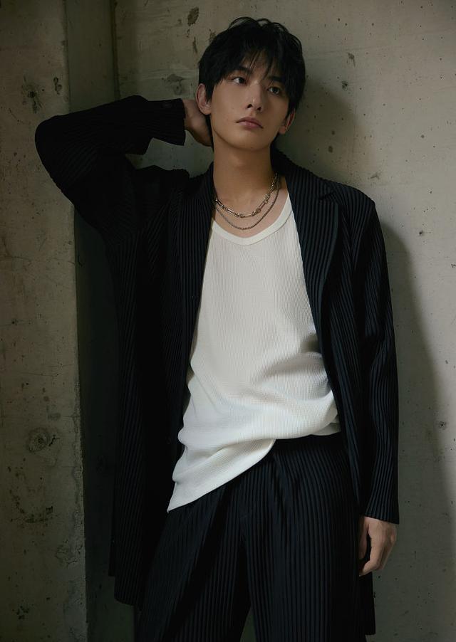 王瑞昌禁欲系写真酷感十足 高冷男神眼神深邃魅力尽显_高清图集_新浪