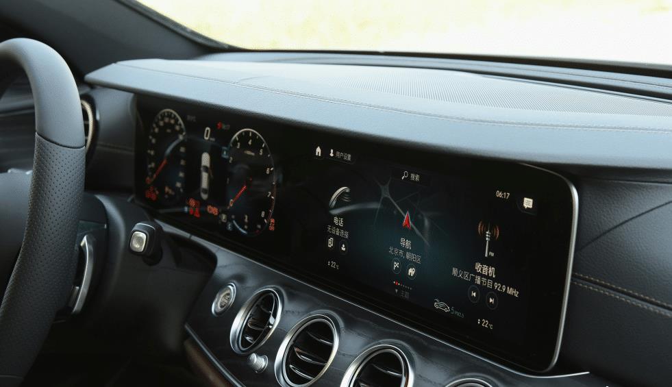 奔驰来告诉你汽车大屏可以有多大