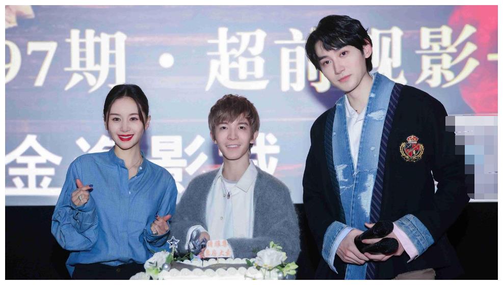 郭敬明向庄羽道歉后首现身,与汪铎分享手机内容,戴口罩难掩喜色