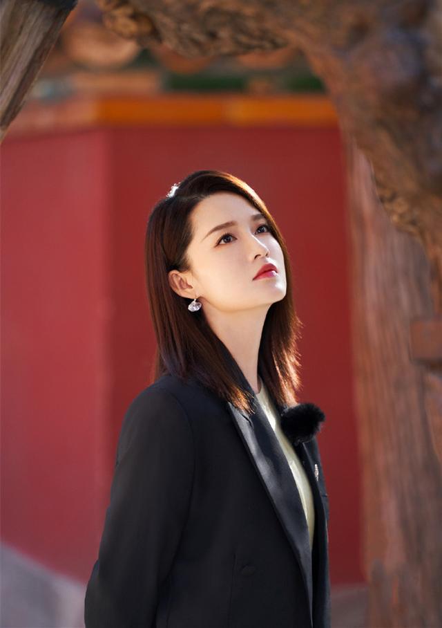名门泽佳:李沁气质绝了,黑色西服外套搭配咖色长裤效果酷飒十足