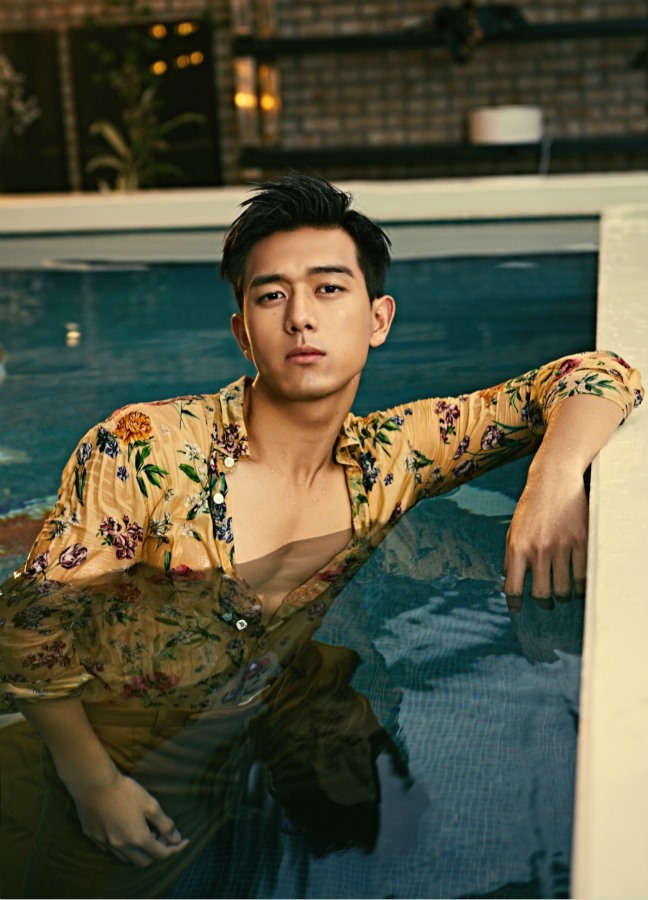 湿身帅哥李现腹部肌肉曲线诱惑撩到小迷妹写真