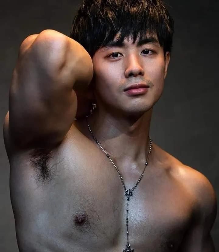 黝黑的肌肉型男很有男人味哦