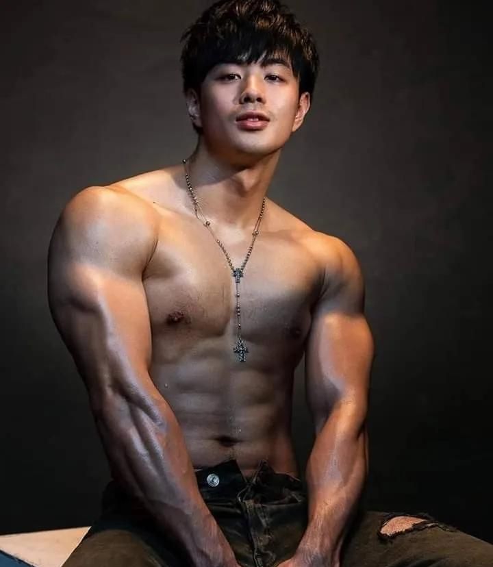 黝黑的肌肉型男很有男人味哦