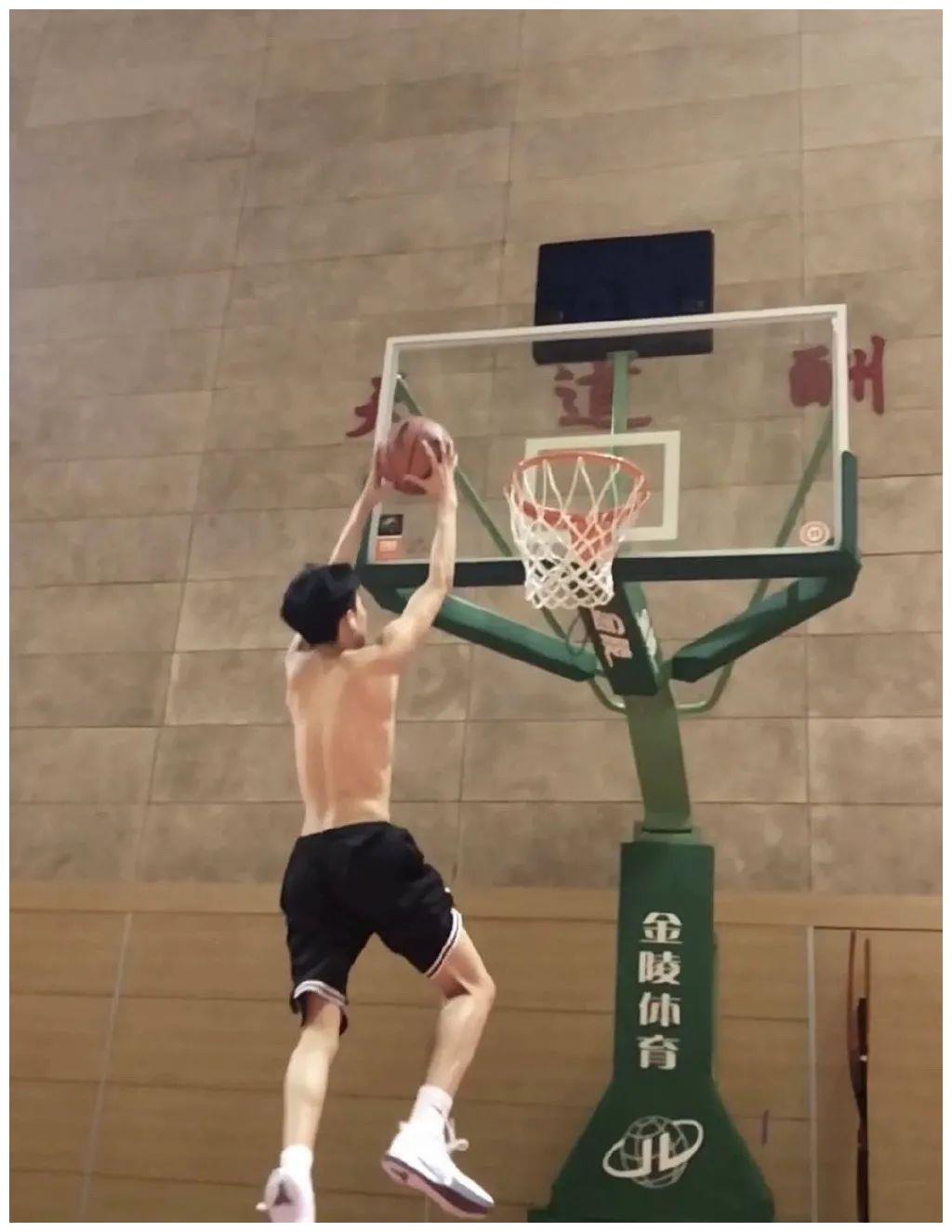 篮球体育生最迷人的时刻当然是他跳起来扣篮的动作,跳起来投篮的小
