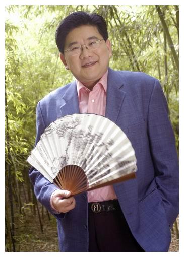 曹可凡近照,梳二分头胖圆脸笑容可掬,妻子是圈外人,儿子也很胖__财经