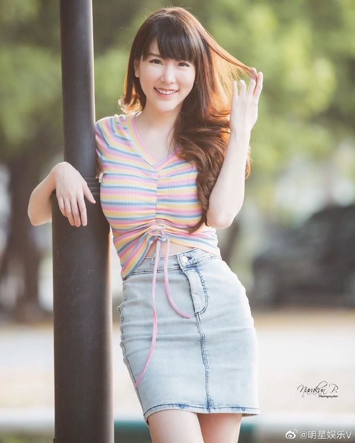 笑容腼腆的魅力，有点小精致。