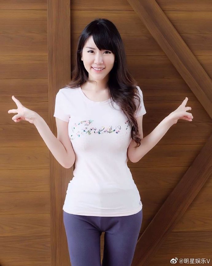 笑容腼腆的魅力，有点小精致。