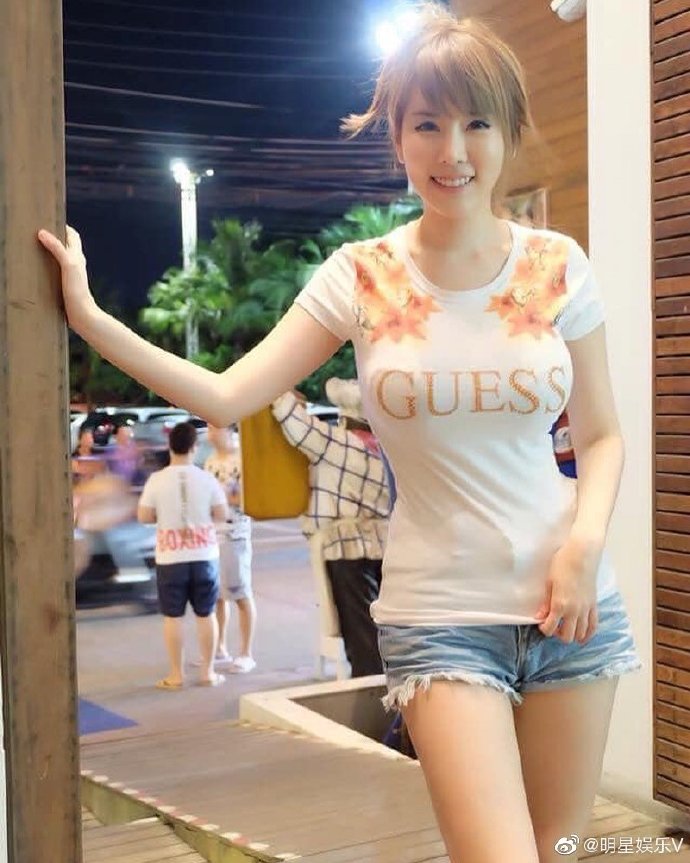 笑容腼腆的魅力，有点小精致。