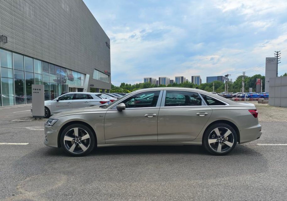 燃油版本绝唱！中期改款奥迪A6L实车到店:提供两种外观，7月上市休闲区蓝鸢梦想 - Www.slyday.coM