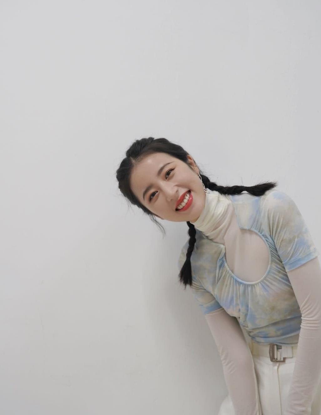 今年流行两个小辫子读者说最喜欢的就是周雨彤style