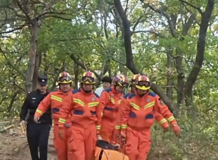 崴脚游客被困小黑山 消防员用担架抬下山 崴脚游客被困小黑山 消防员用担架抬下山