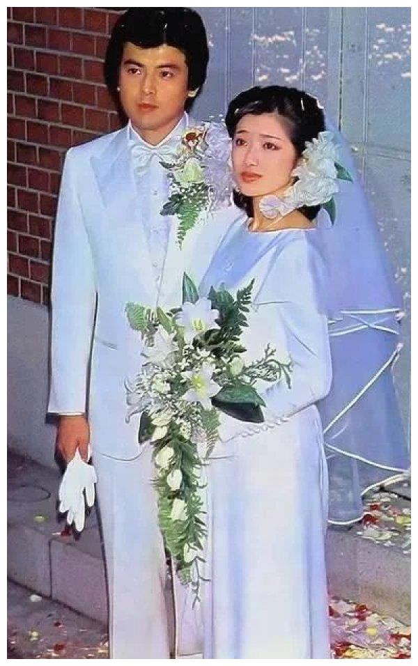 两人举行了盛大的婚礼,全日本50多家媒体,山口百惠上千名粉丝,见证了