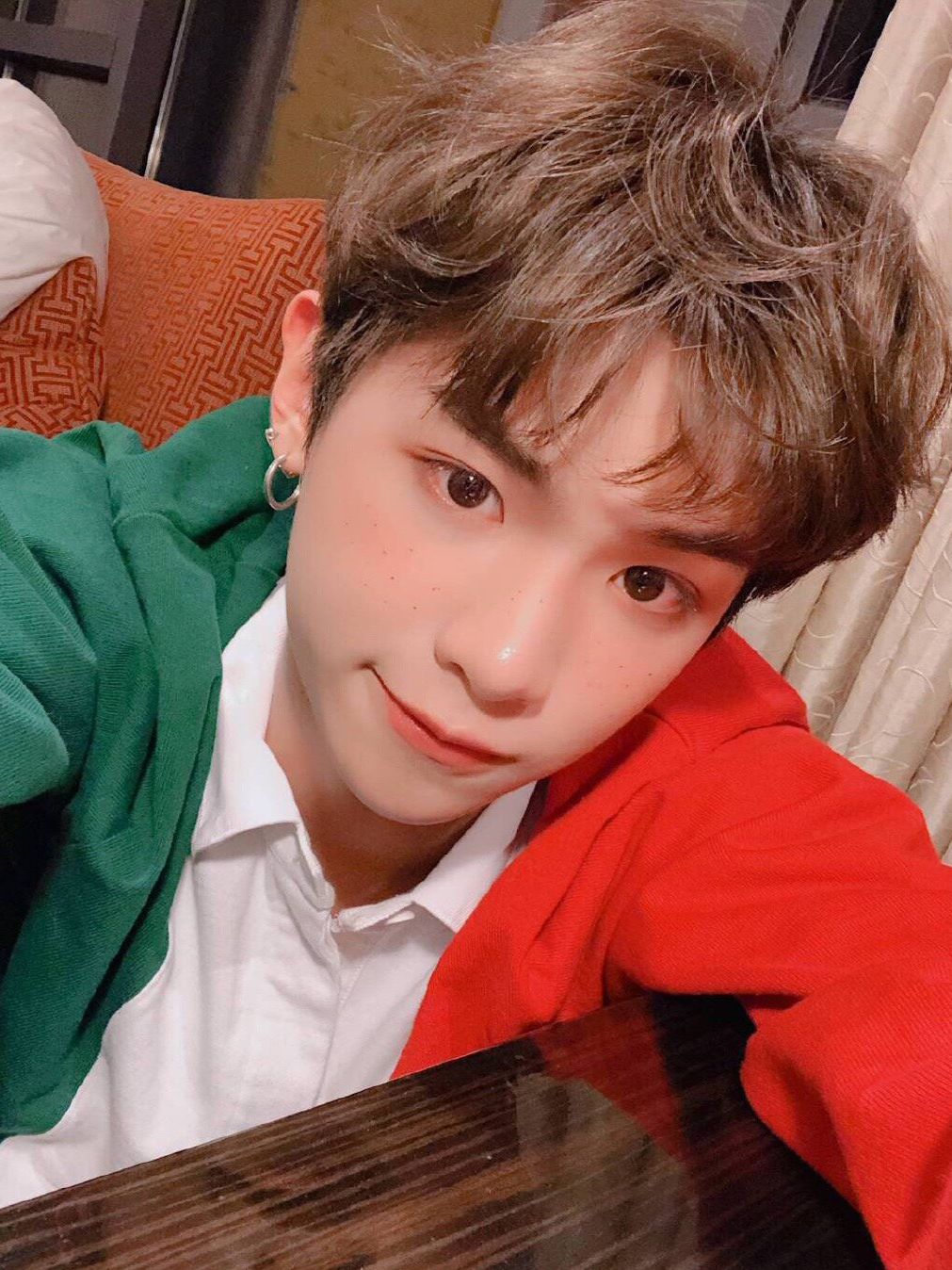 蔡徐坤和黄明昊,同样是雀斑妆造型,风格却大不一样!