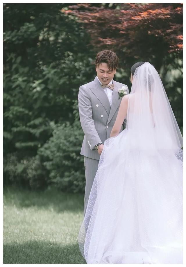 「王牌对王牌」主持人沈涛婚礼,清新户外婚礼,经典大气的白绿色