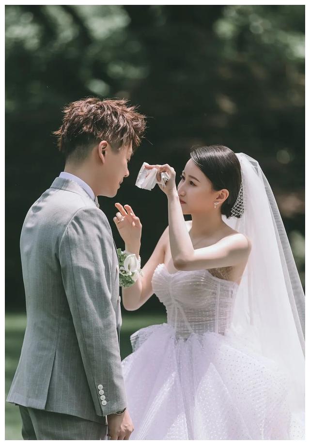 「王牌对王牌」主持人沈涛婚礼,清新户外婚礼,经典大气的白绿色