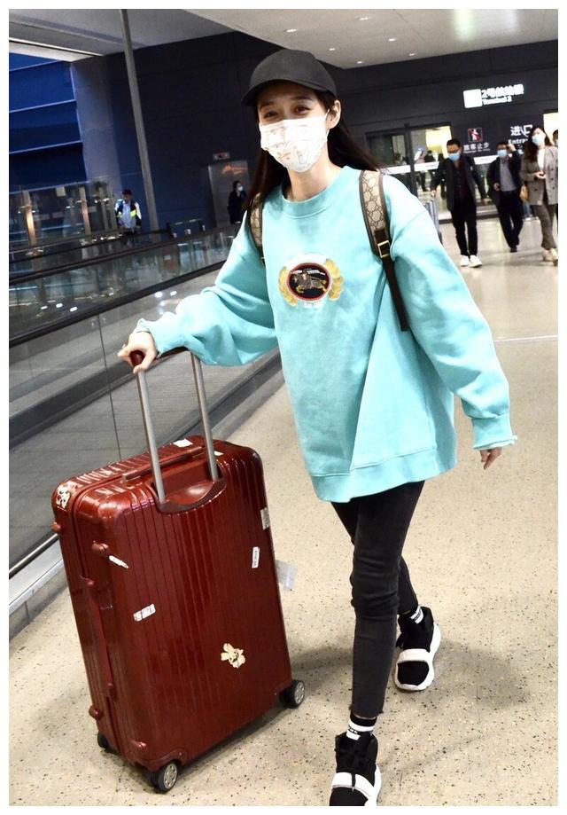 何泓姗现身机场穿草绿色卫衣搭配紧身裤可爱邻家少女风