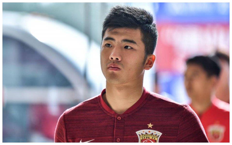 在佩雷拉眼中,李圣龙能力确实无法跟阿瑙相提并论,但是李圣龙比赛态度