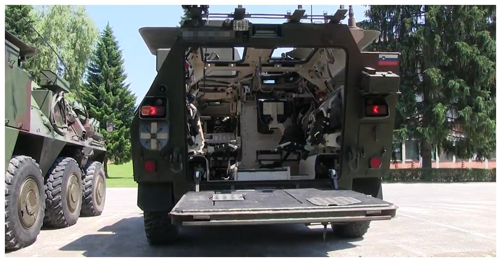 瓦卢克6x6轻型轮式装甲车阿尔卑斯山下的小青蛙