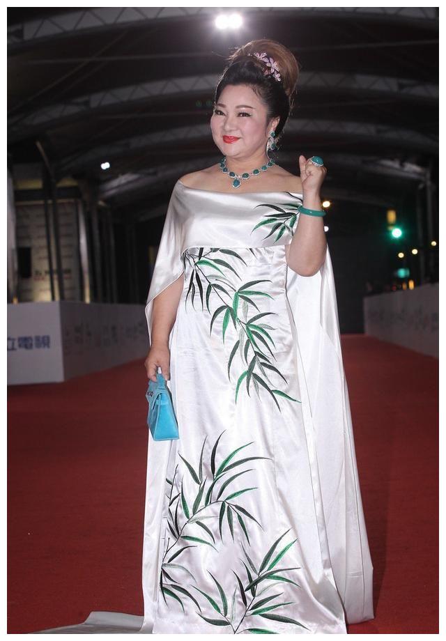 白冰冰穿一字肩缎面裙,显矮又显胖,就优雅气质突出而已!