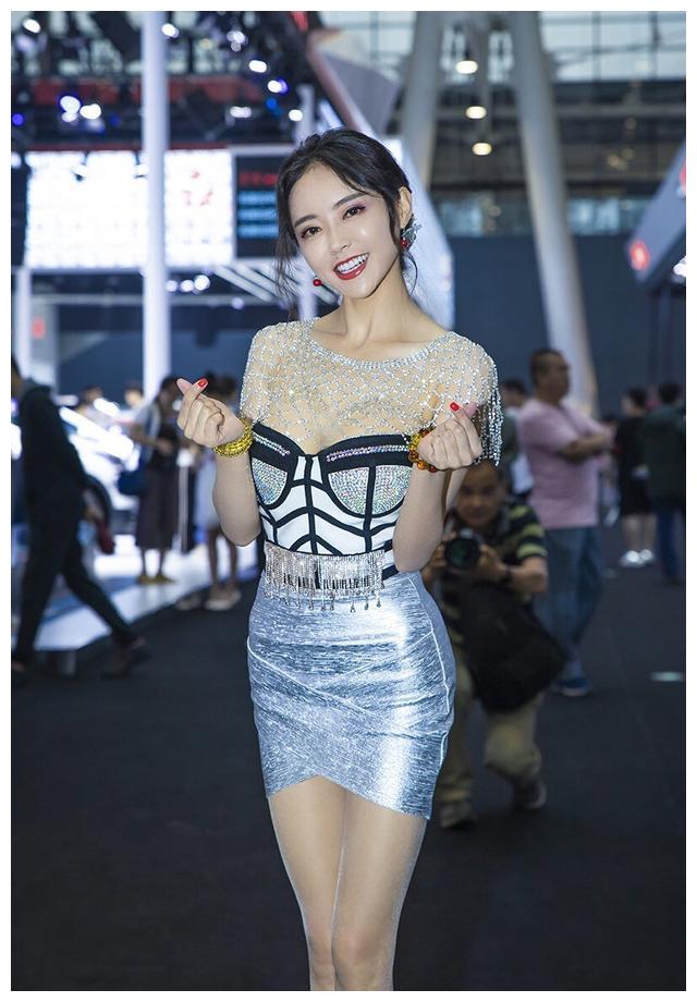 潘春春车展照片,傲人身材引人围观,长腿更是格外抢镜