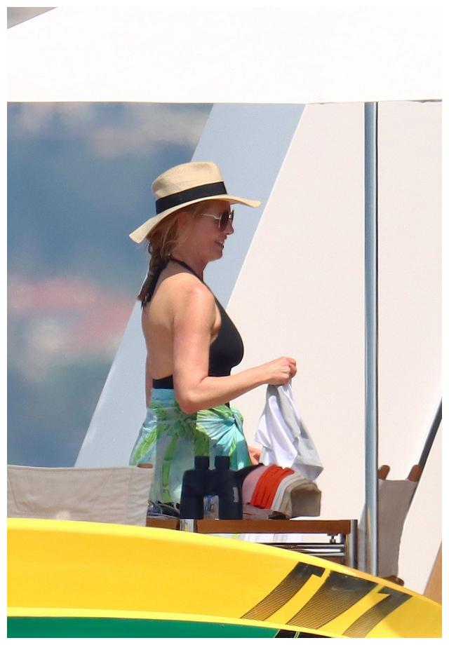 劳伦鲍威尔laurenepowell乘坐巨型游艇维纳斯在戛纳度假