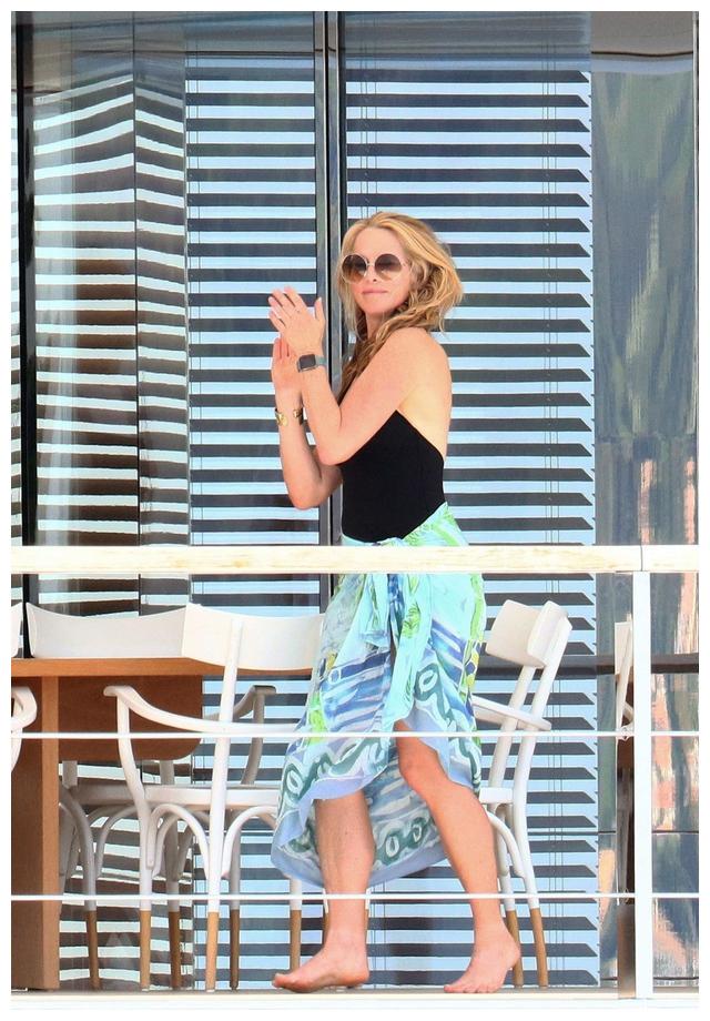 劳伦鲍威尔laurenepowell乘坐巨型游艇维纳斯在戛纳度假