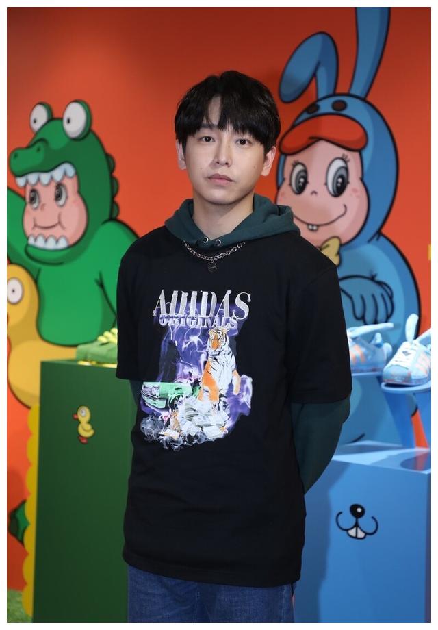 彭昱畅出席活动双手背手站姿老干部风穿卫衣帅气十足