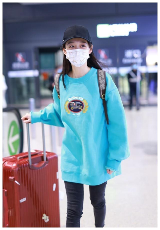 何泓姗现身机场穿草绿色卫衣搭配紧身裤可爱邻家少女风