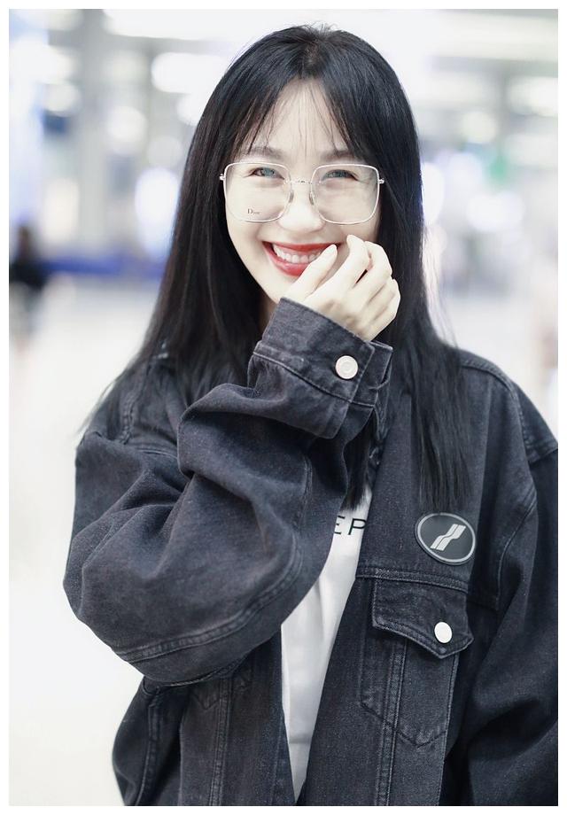 李菲儿一身黑白穿搭休闲时尚,对镜比心甜笑活力十足
