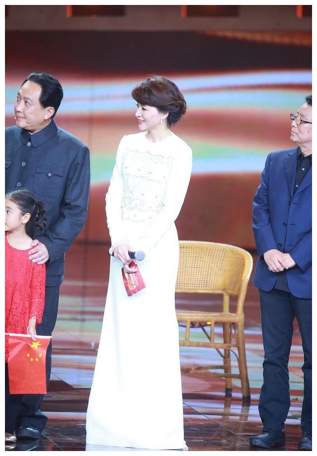 董卿一袭白色裙装优雅迷人大显知性美,360度无死角颜值抗打