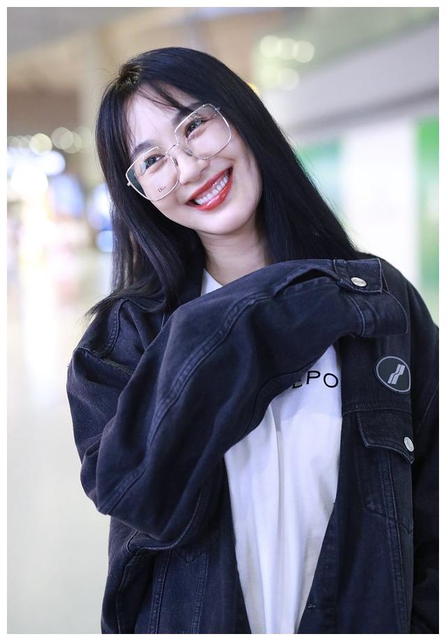 李菲儿一身黑白穿搭休闲时尚,对镜比心甜笑活力十足