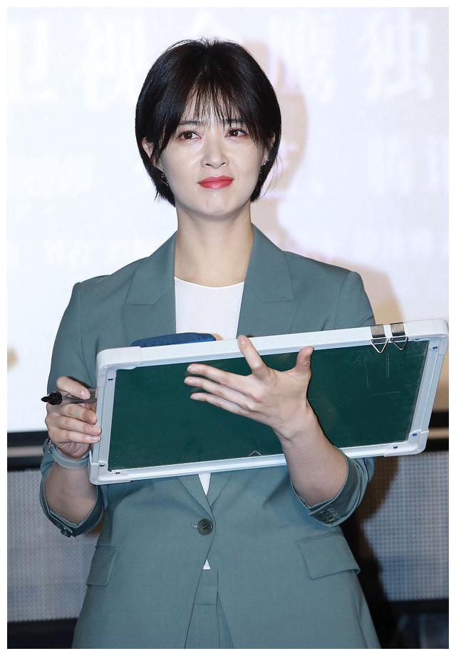 蒋欣短发造型干净利落超减龄一身薄荷绿西装清新优雅