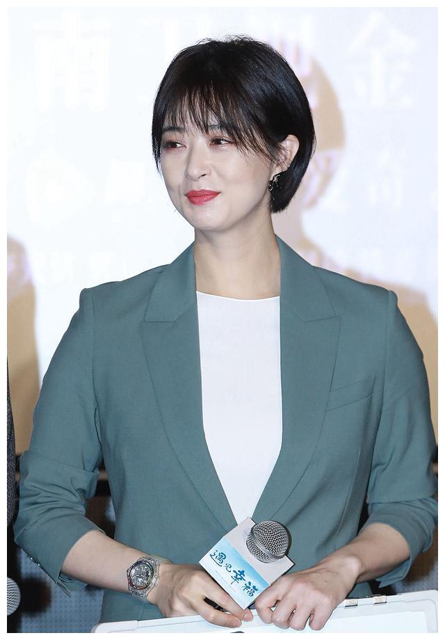 蒋欣短发造型干净利落超减龄,一身薄荷绿西装清新优雅__财经头条