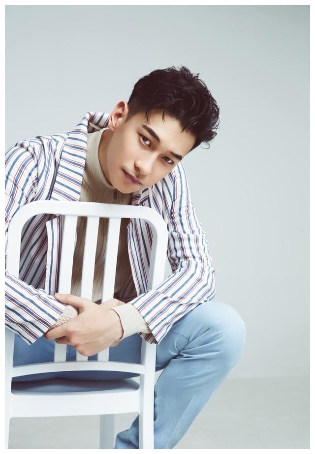 冷纪元的外表看着很成熟,但其实他才28岁,又是根正苗红的军人家庭出身