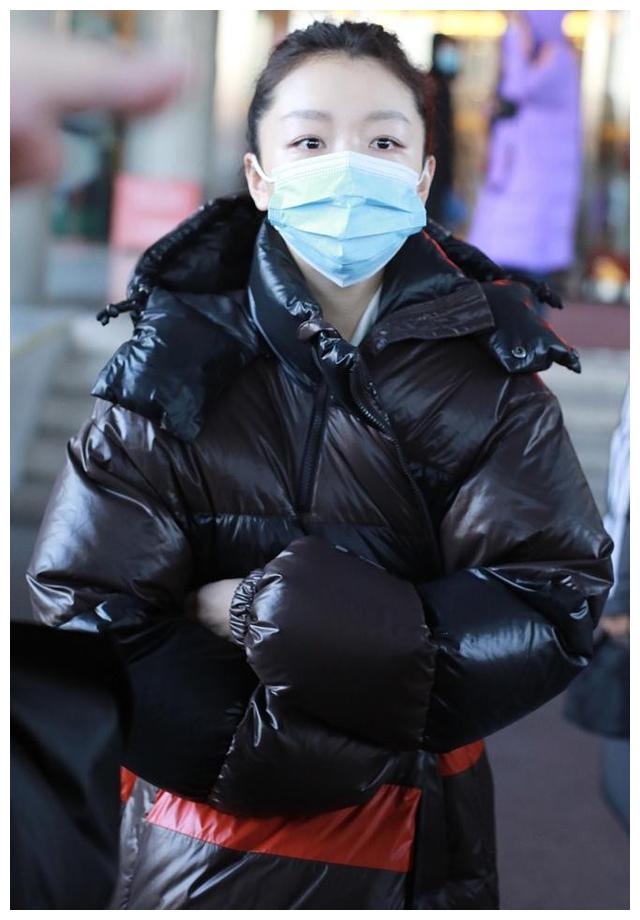 周冬雨裹羽绒服亮相春晚联排戴大口罩更显小脸精致