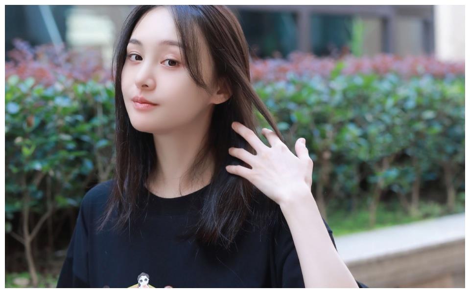 郑爽在节目中观看古力娜扎的视频网友吐槽脸都黑了