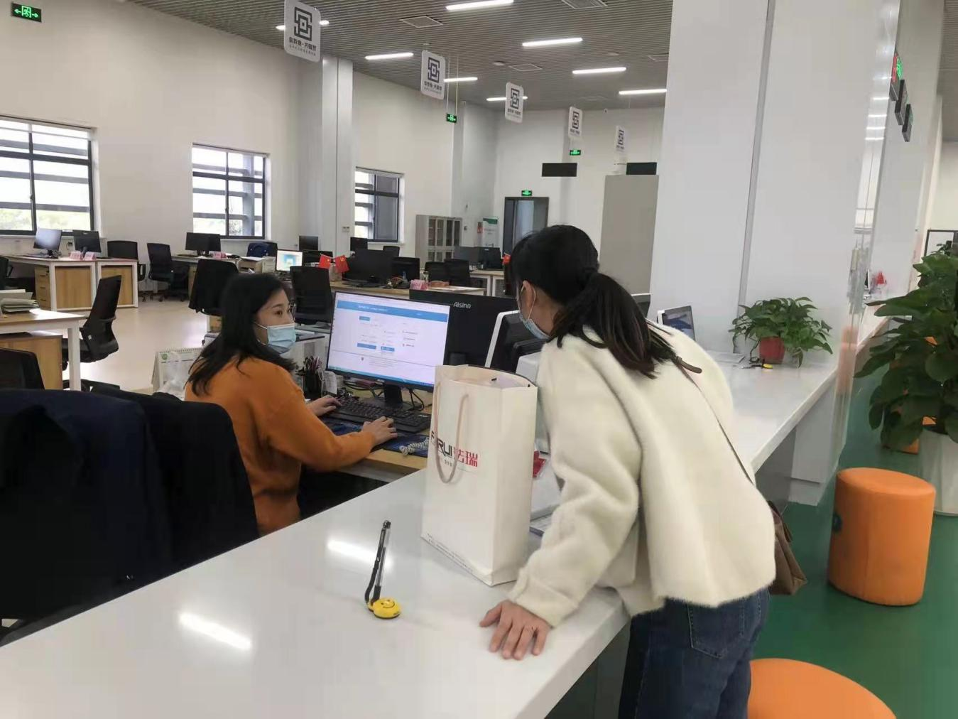 邹平市行政审批服务局“延时”服务让政务服务温暖“延续”