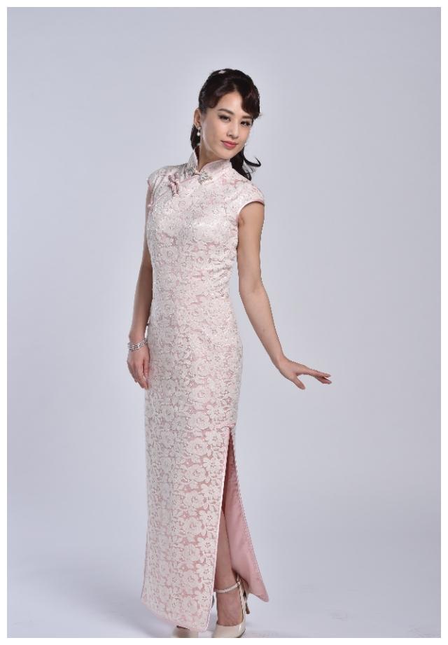 黄圣依节目未p定妆照,粉色修身旗袍,复古妆发,眼神有点凶!