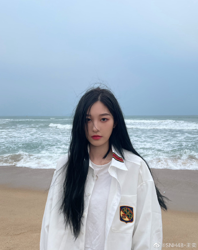 美女艺人snh48王奕迷人海边写真美照