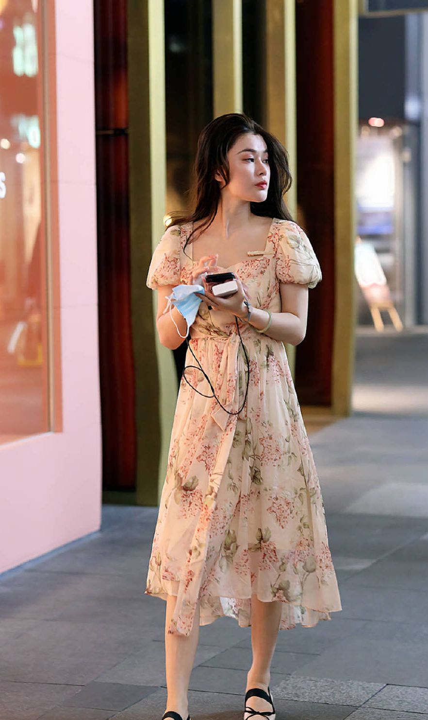 穿裙子的季节,美女选择印花连衣裙,衬托身材展现迷人气质