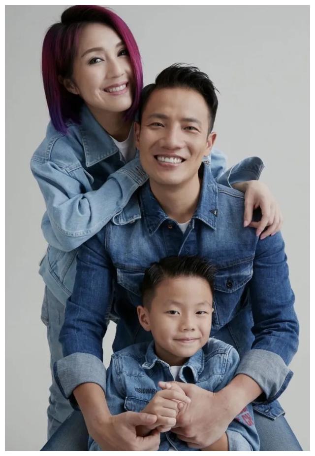 丁子高晒照庆祝拍拖13周年,46岁杨千嬅小鸟依人一脸幸福
