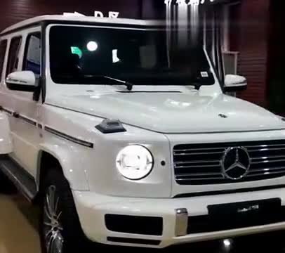 高富帅开的越野豪车"奔驰g500",外观帅气十足,太漂亮了!