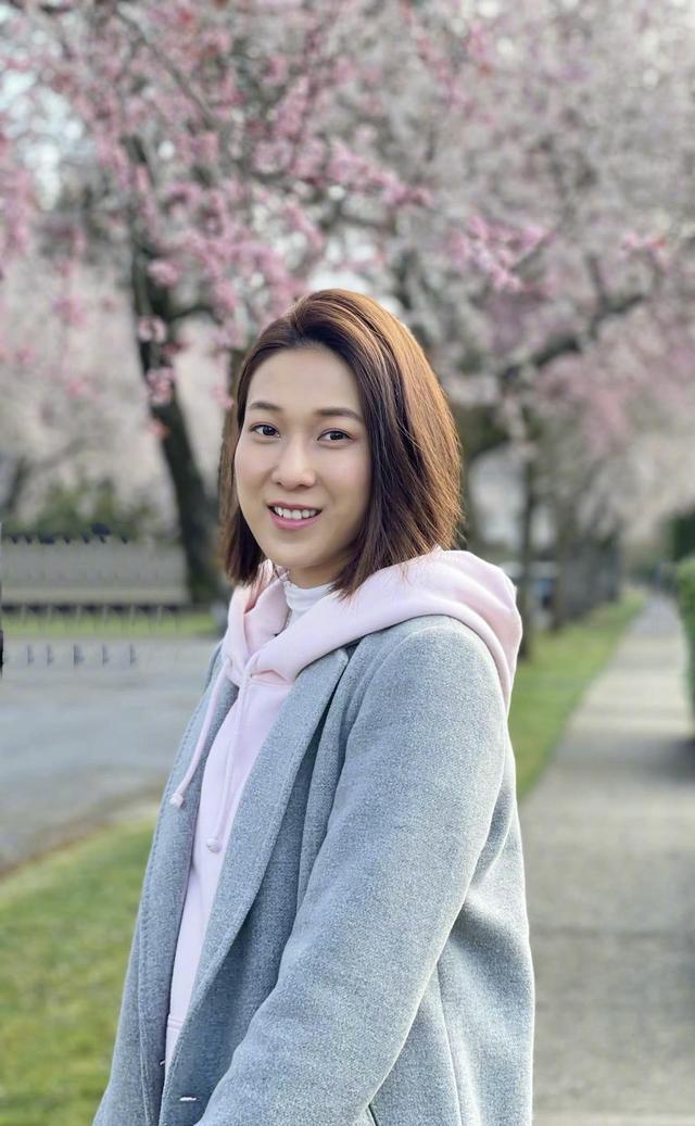 tvb花旦钟嘉欣久违露面,粉色卫衣波波头似发福,笑容温暖_高清图集