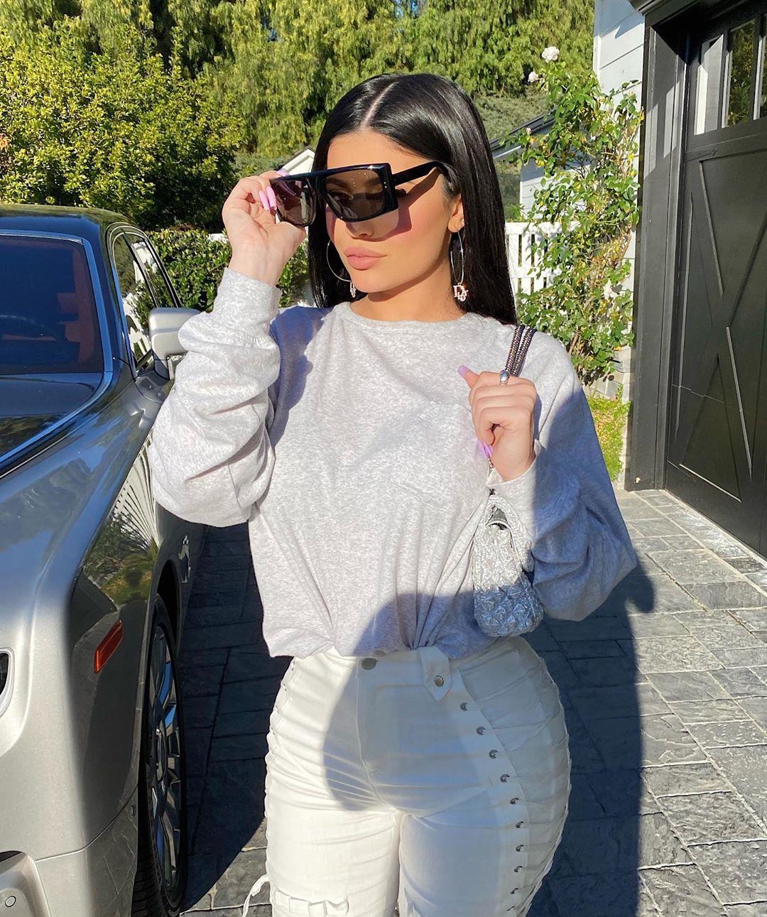 凯莉詹娜好敢穿例假裙不输姐姐卡戴珊