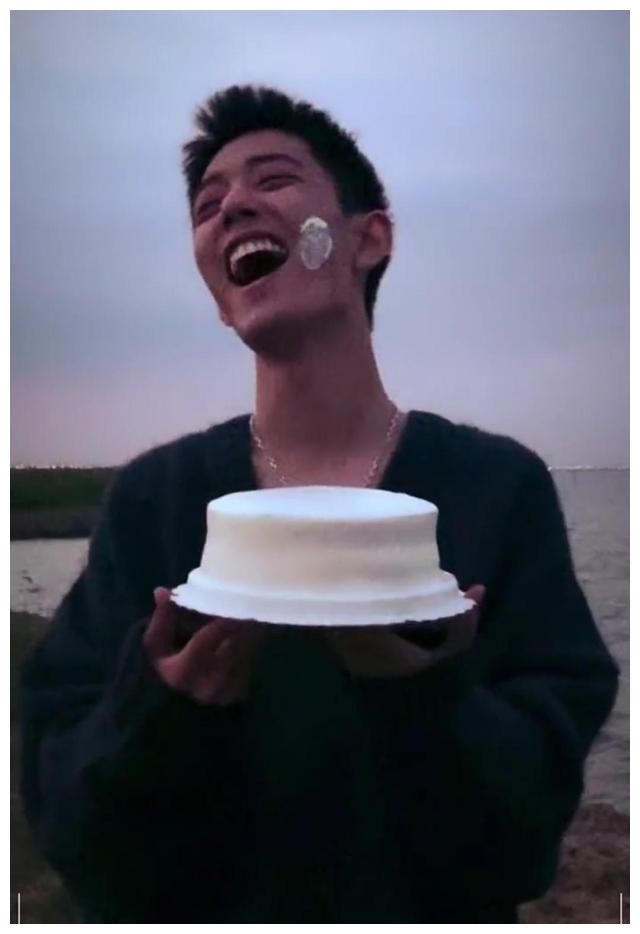 肖战生日吹蜡烛的样子曝光,可爱帅气,脸上还挂着蛋糕