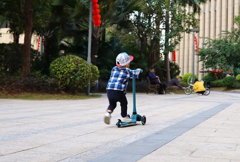 宝宝3岁前该玩什么车平衡车扭扭车哪个是刚需有一种车是鸡肋