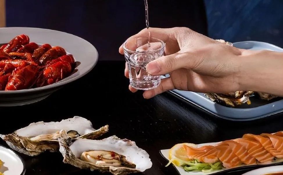 倒酒倒9分满是在赶人走的含义吗?