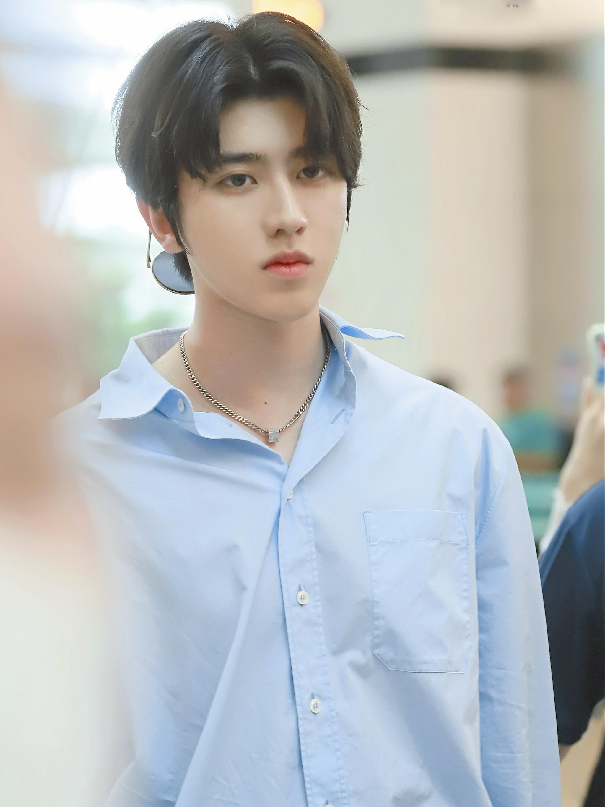 蔡徐坤衬衫搭配条纹阔腿裤两手插兜酷帅满分