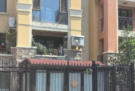 男子凌晨爬上违建阳光房顶往独居老人阳台摆羊头  违建近日已拆除