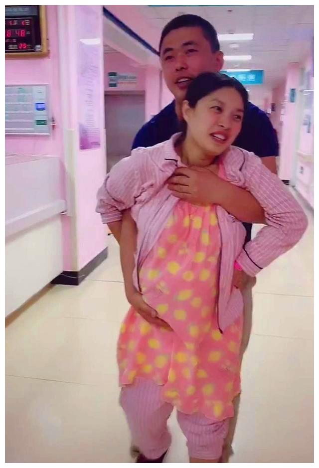 临产孕妇挺肚行走太困难丈夫举止贴后背网友最温暖的腰